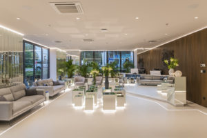 Moderan i elegantan interijer Poliklinike Rotim s recepcijom i prostorom za čekanje, naglašavajući ugodno i profesionalno okruženje za pacijente.